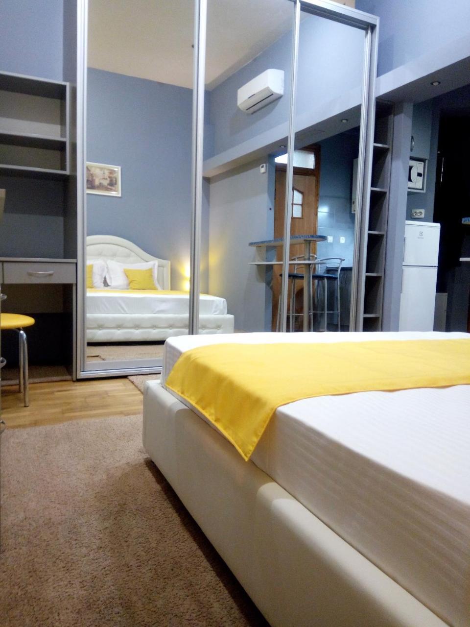 Near Rynok Square Apartment ลวีฟ ภายนอก รูปภาพ